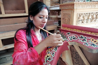 Mujer pintando un Mueble Tibetano